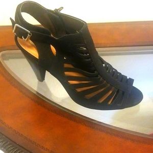SIZE 11 BLACK ANKLE CUT HEELS